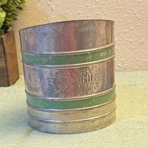 Green and Silver-like Savory Sift-Chine Flour Sifter